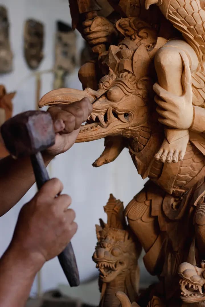 Detail lukisan, ukiran, dan topeng Bali