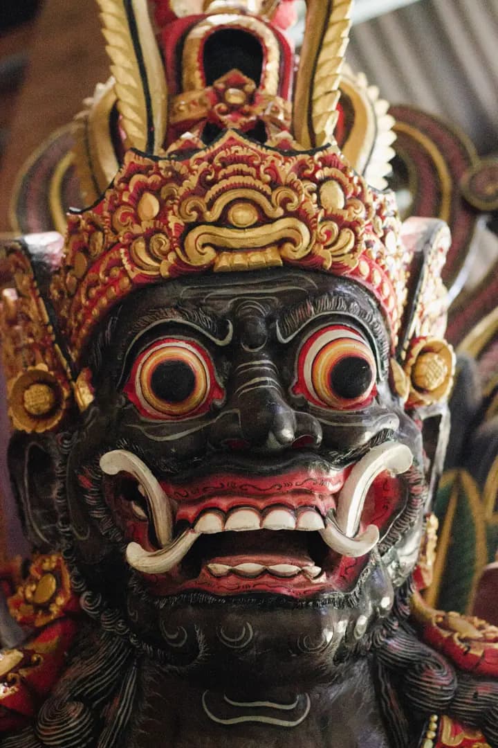 Detail lukisan, ukiran, dan topeng Bali