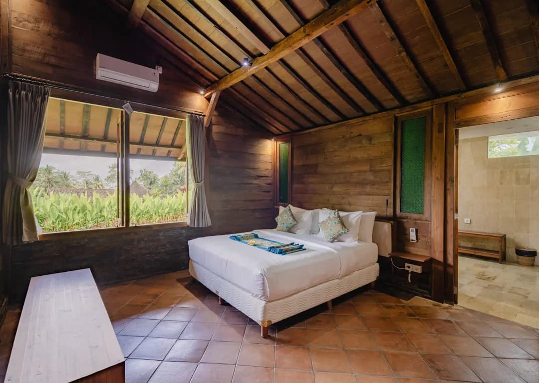Kamar Queen dan kamar mandi