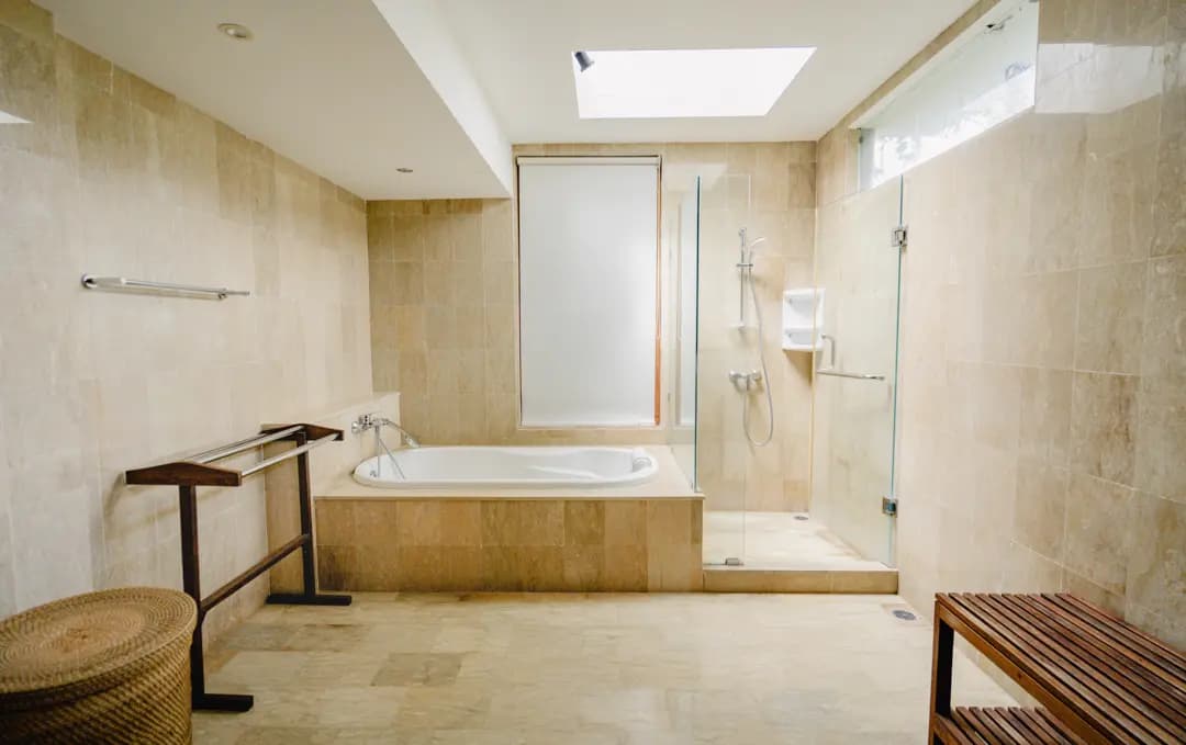 Kamar Queen dan kamar mandi